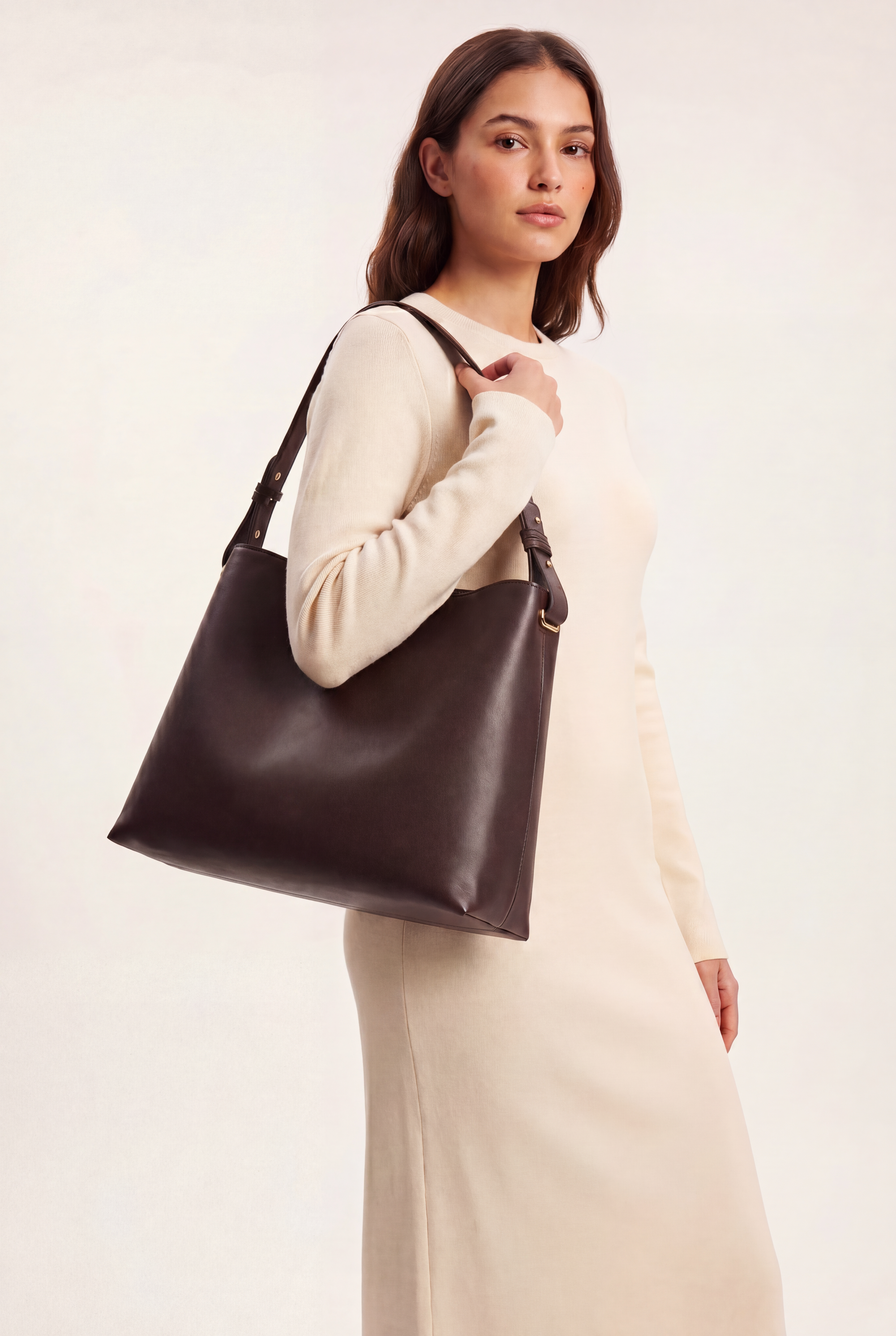 Model draagt The Jimmi Espresso luxe luiertas als schoudertas