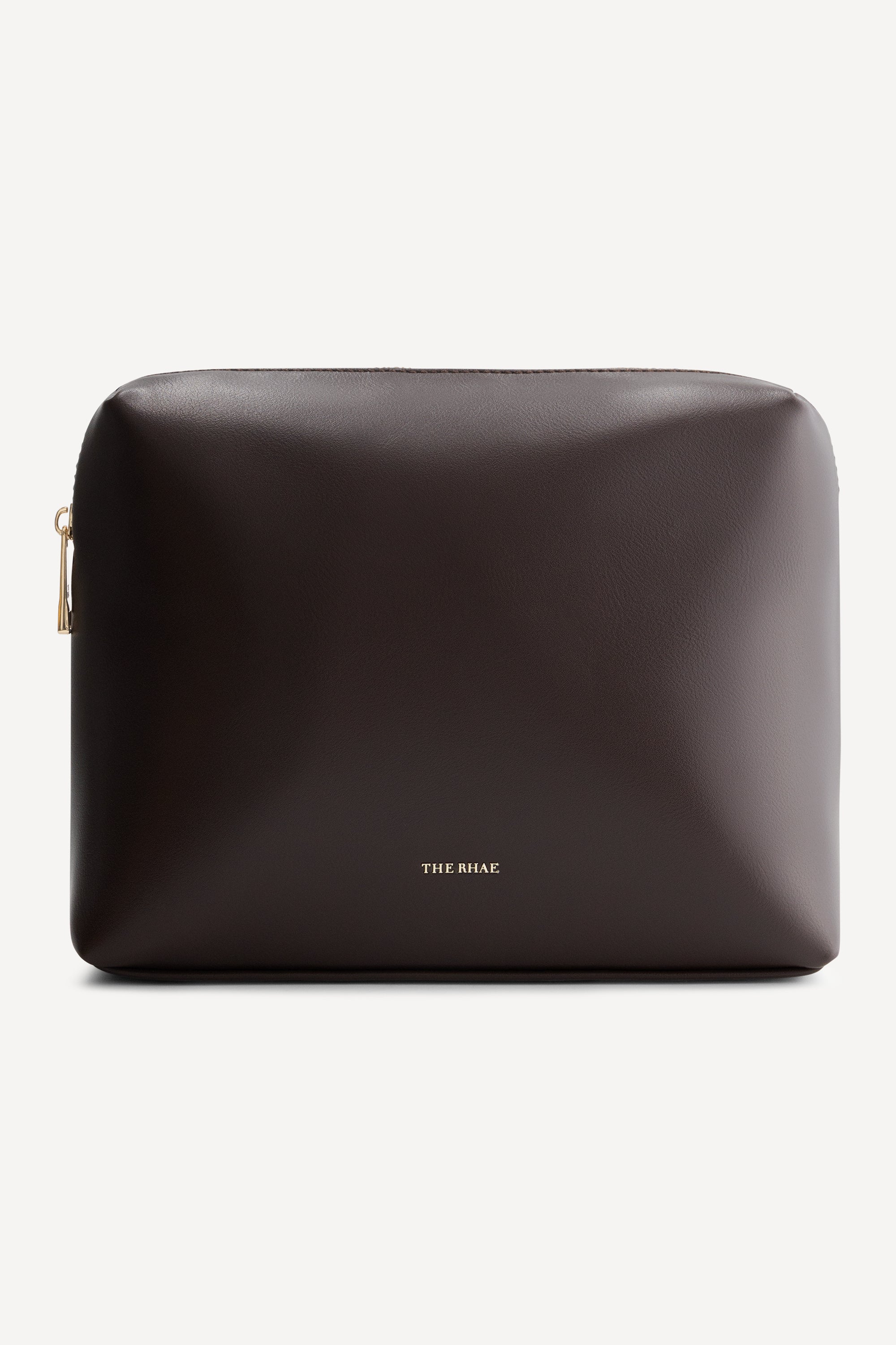 Vooraanzicht van The Lucy Pouch Espresso in premium vegan leer