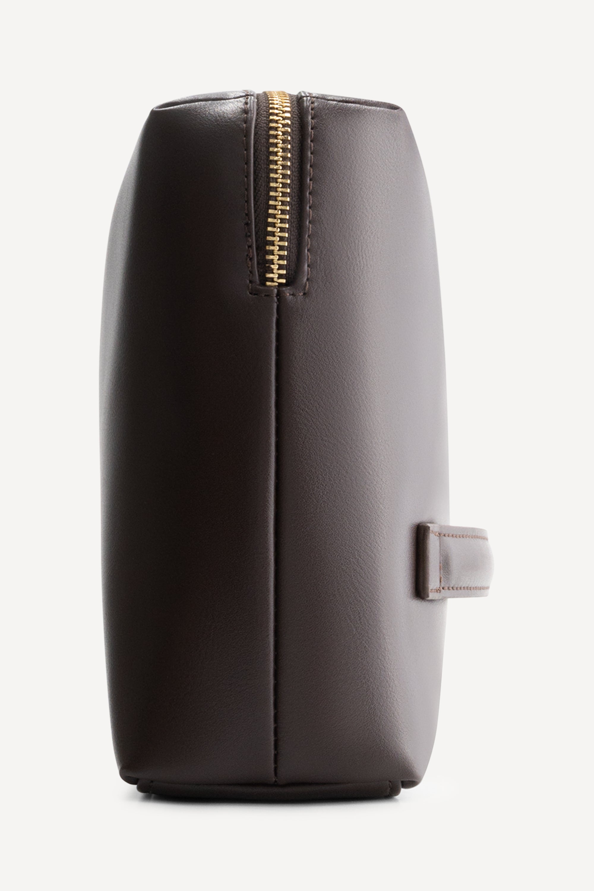 Zijaanzicht van The Lucy Pouch Espresso van premium vegan leer met goudkleurige ritssluiting