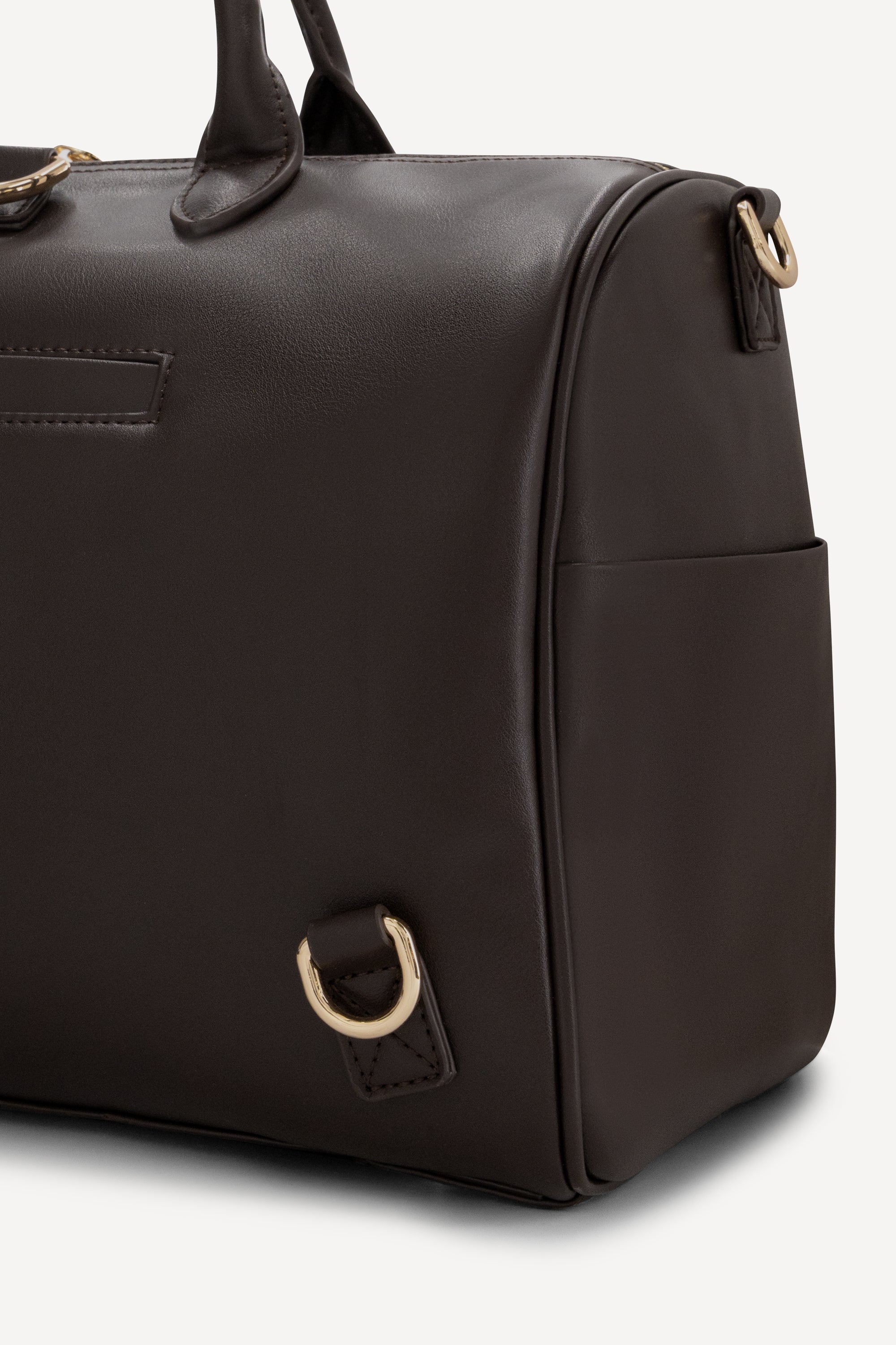 Detail van The Mosi Espresso luxe luiertas met zijvak en bevestigingsringen.