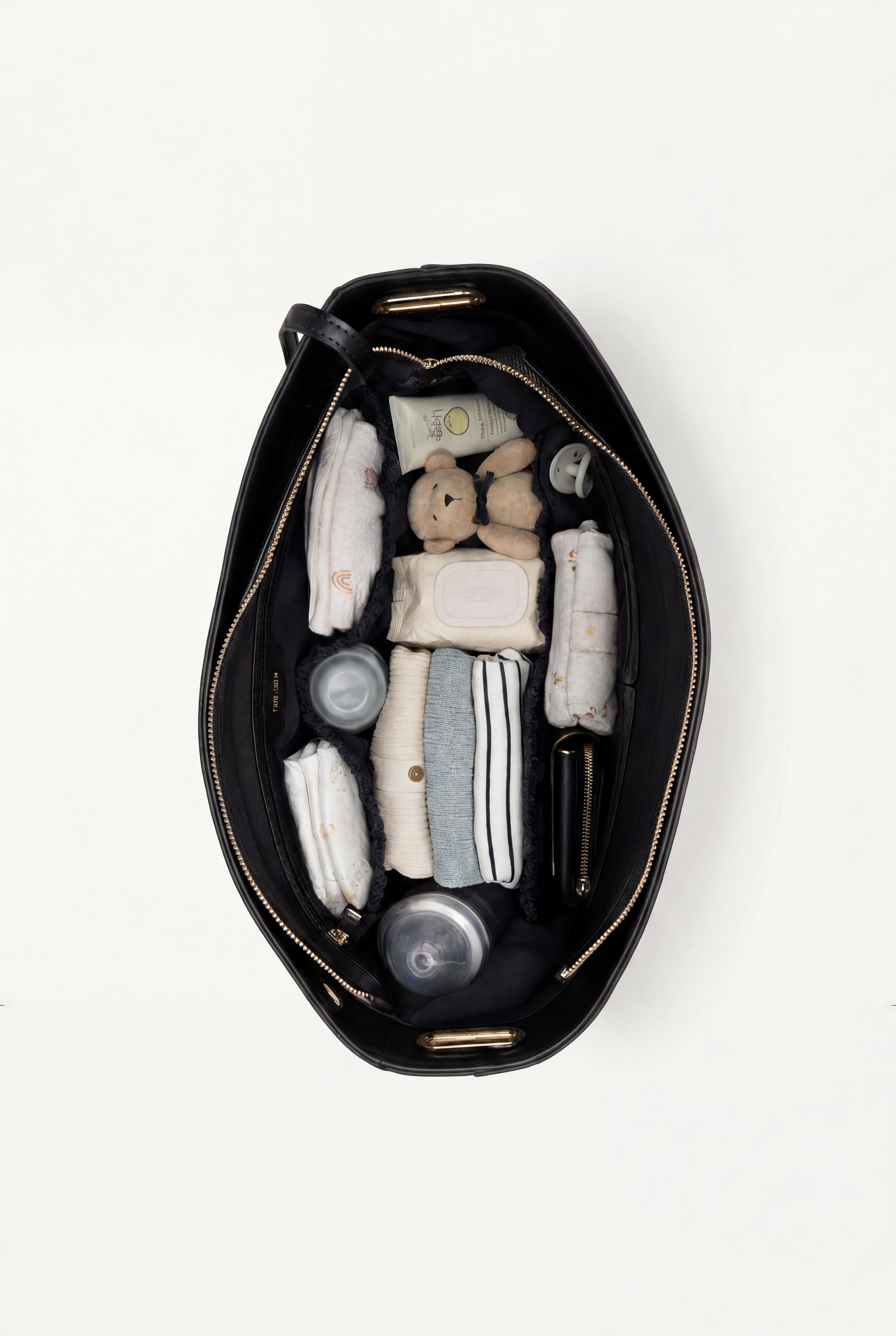 Bovenaanzicht an The Jimmi Black luxe luiertas met babybenodigdheden.
