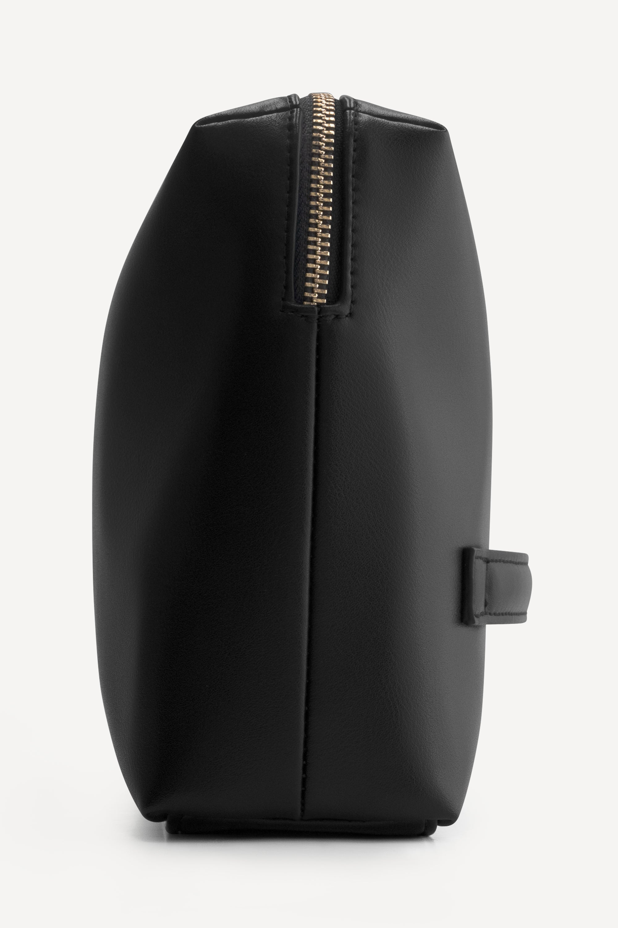 Zijaanzicht van The Lucy Pouch Black et goudkleurige ritssluiting
