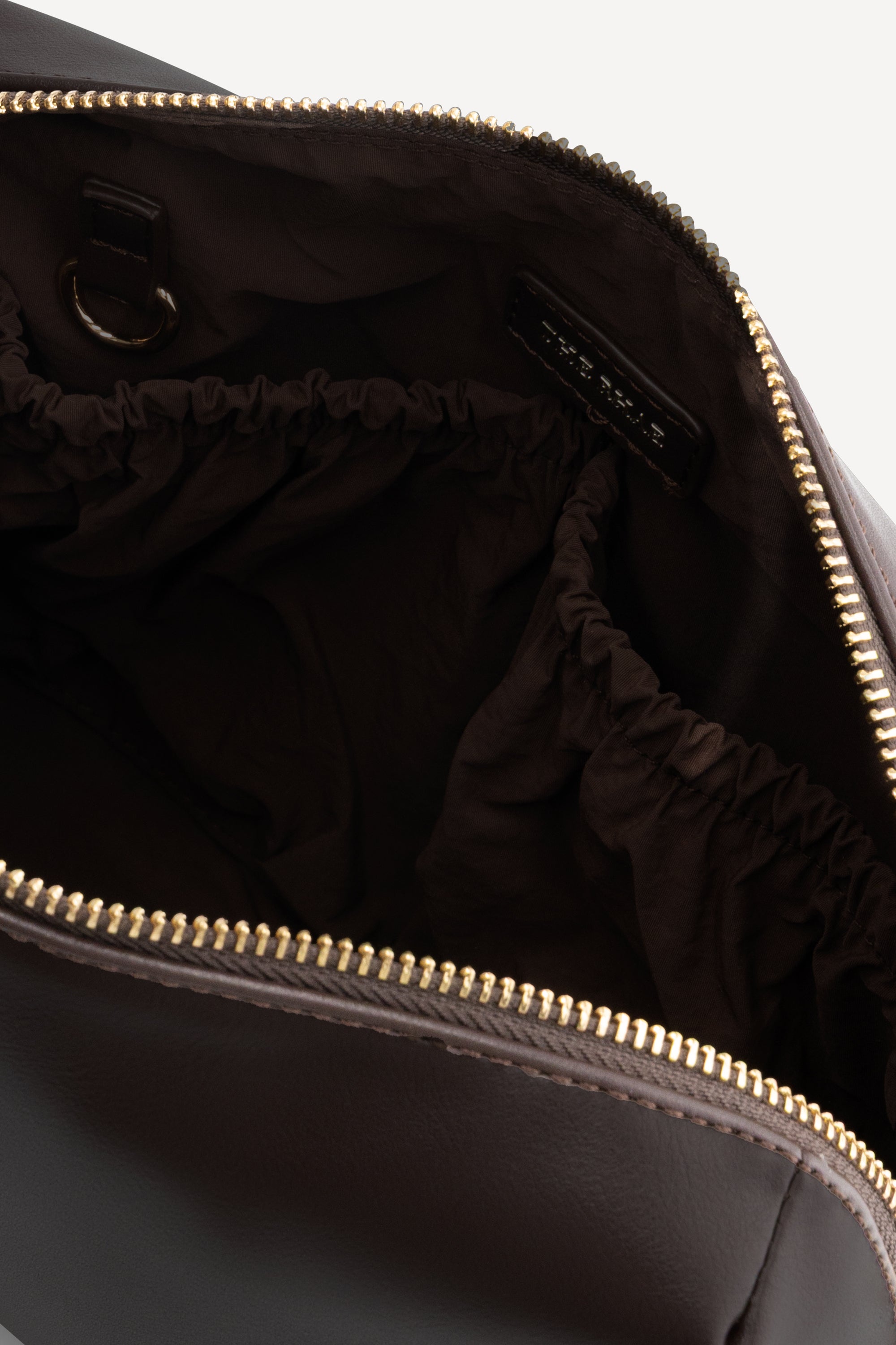 Interieur van The Lucy Pouch Espresso met elastische opbergvakken en goudkleurige ritssluiting