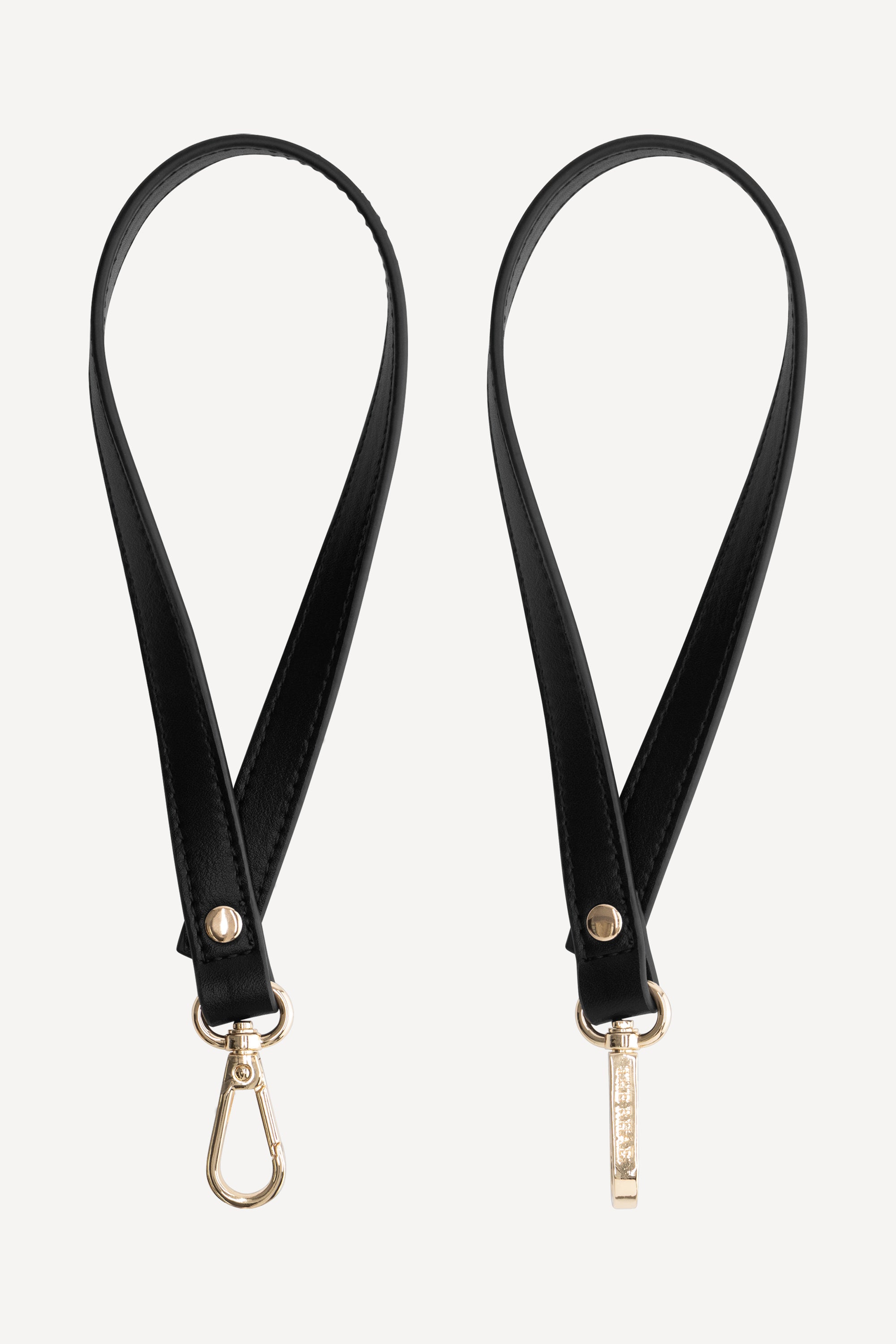 The Rhae Stroller Straps Black van premium vegan leer met goudkleurige clips voor de kinderwagen