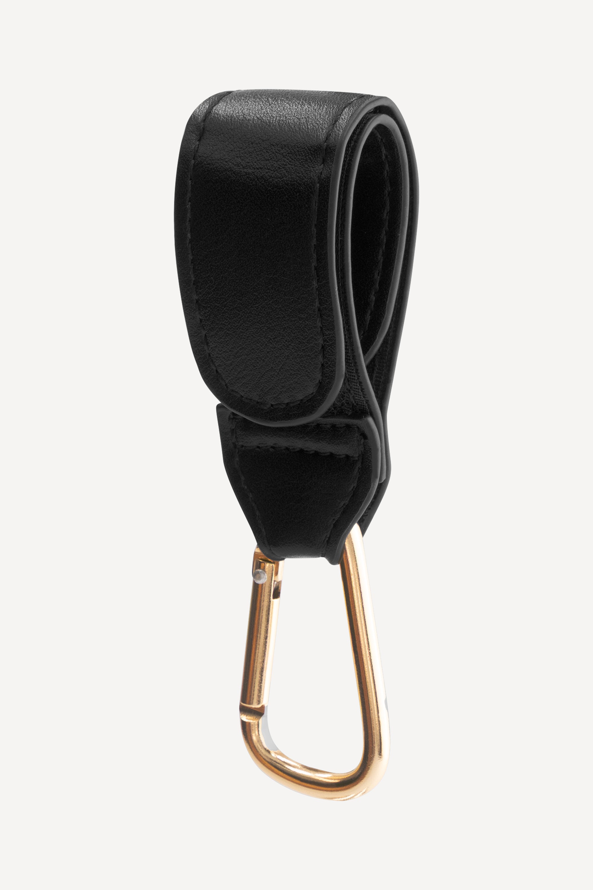 The Rhae Stroller Hook Black met goudkleurige kinderwagenhaken voor bevestiging aan een kinderwagen