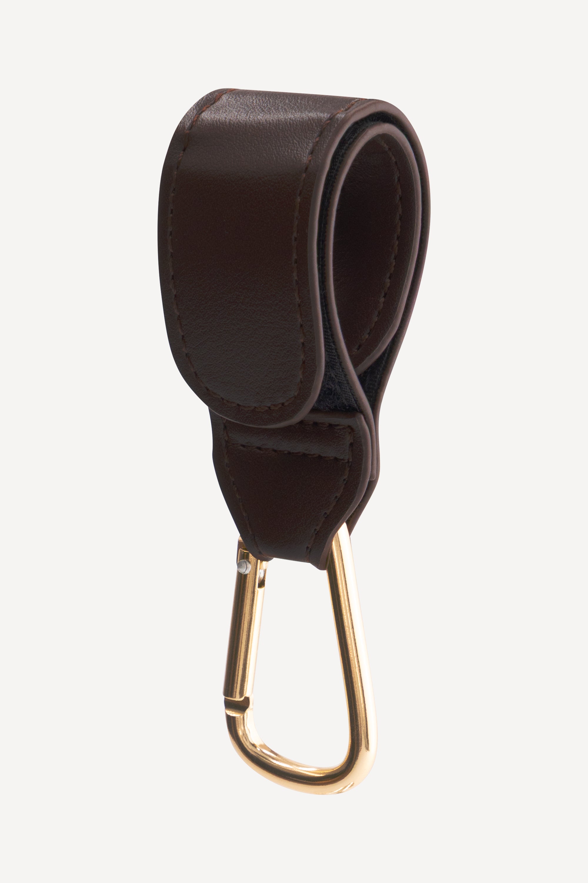 The Rhae Stroller Hook Espresso met goudkleurige kinderwagenhaken voor bevestiging aan een kinderwagen