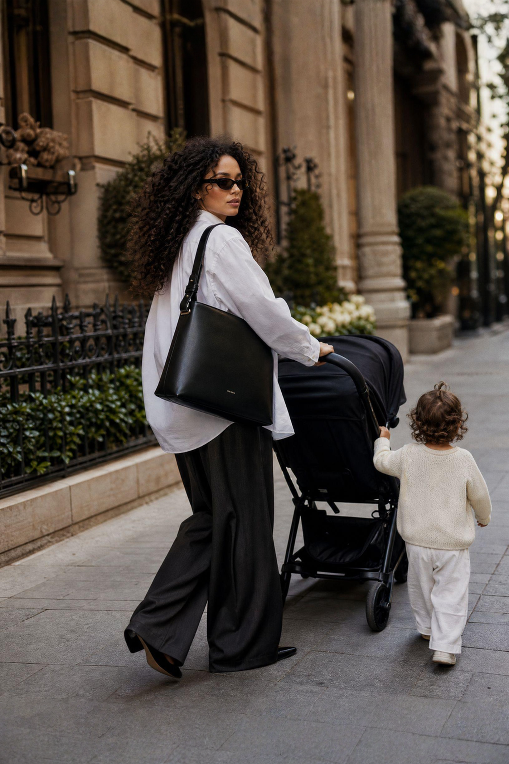 The Jimmi Black luxe luiertas tijdens een wandeling met kinderwagen
