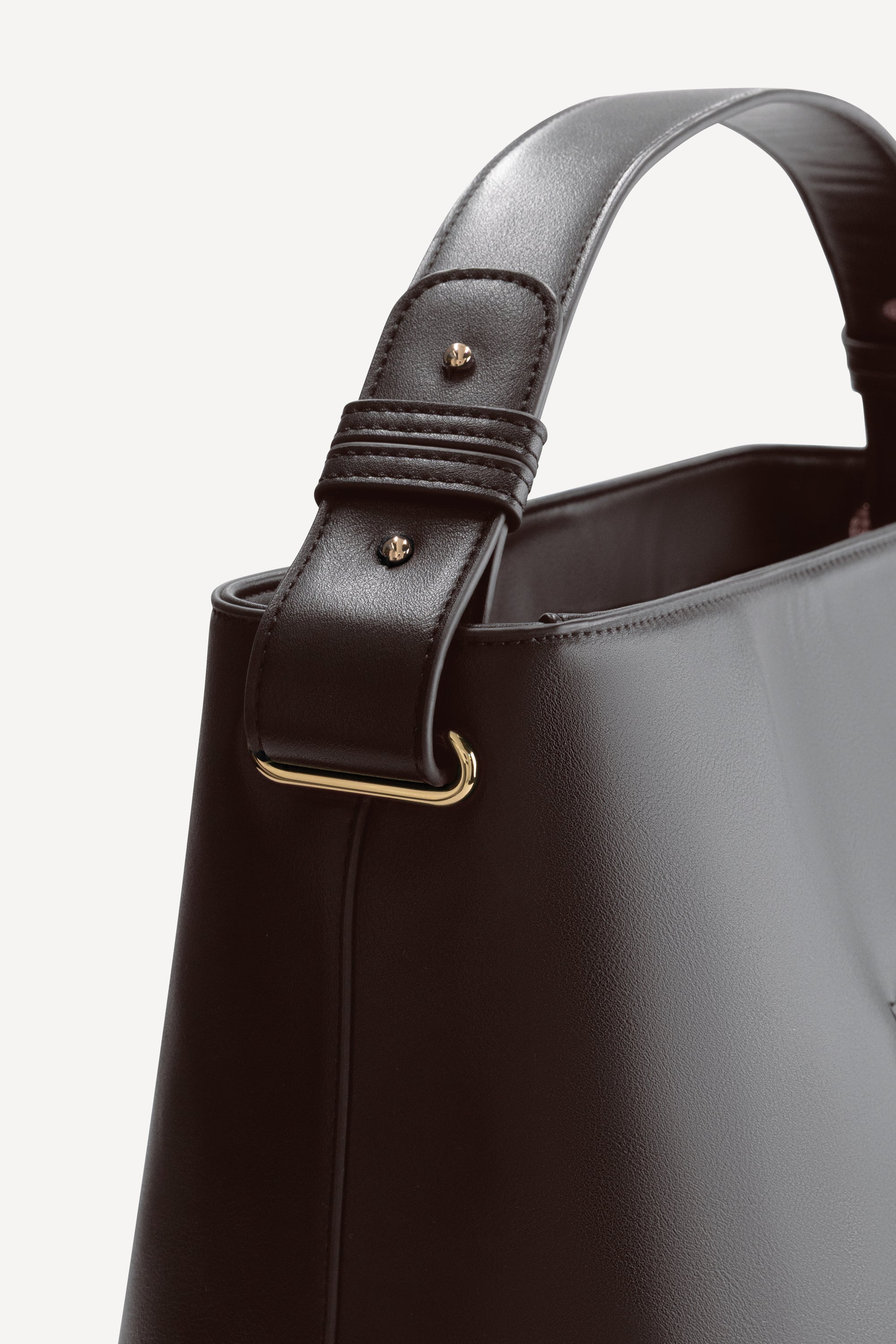 Detail van The Jimmi Espresso luxe luiertas met verstelbare schouderband